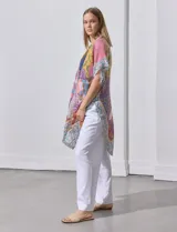 Kimono de poliéster con estampado patchwork en tonos amarillo, rosa, violeta, naranja y azul. Presenta motivos florales y geométricos.