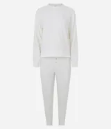 Conjunto de pijama femenino de dos piezas confeccionado en tejido de punto con textura de corazones. Incluye una blusa de cuello redondo y manga larga con puños ajustados, y un pantalón con cintura elástica y detalle de botones frontales.