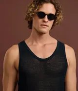 Musculosa de hombre color azul marino oscuro, con textura de tejido de ganchillo abierto y escote en V pronunciado.