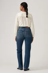 Jeans de corte recto y tiro alto, con diseño clásico de cinco bolsillos y acabado en tono azul medio con ligero desgaste.