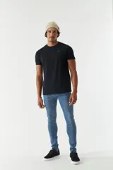 Remera básica de algodón color blanco, con escote redondo, mangas cortas y detalle de logo bordado en el pecho.