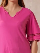 Remera de algodón color fucsia, marca Ruby Rd. con cuello redondo con escote en V y mangas cortas amplias con aplique de crochet en el borde.