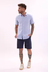 Camisa blanca de manga corta con cuello clásico y corte recto.