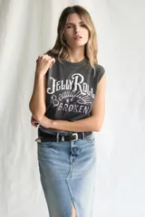 Musculosa sin mangas, color gris oscuro o negro lavado, con estampa frontal en blanco y rosado que dice "Jelly Roll Beautifully Broken".
