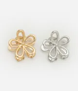 Set de dos pinzas para el pelo con forma de flor, una dorada y otra plateada.