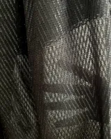 Pantalones negros de pierna ancha con diseño geométrico en lúrex plateado. Tiro medio con detalle de tableados en el frente.