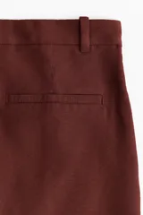 Bermuda de corte holgado color bordó, con cierre frontal, bolsillos al bies y raya marcada en las piernas.