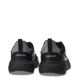 Championes deportivos Topper modelo Drive 2, color negro con detalles en gris. Presentan una capellada de malla transpirable con refuerzos sintéticos y suela de goma con amortiguación.