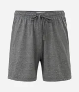 Pijama corto masculino compuesto por una musculosa de lino color verde oscuro y una bermuda de algodón, poliéster y lino color gris melange con lazo ajustable en la cintura.