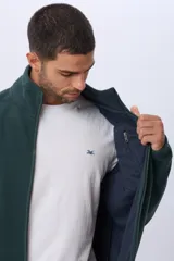 Campera polar de abrigo azul marino, con cuello alto, cierre frontal y bolsillos laterales y en el pecho con cierre.