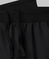 Short deportivo Fabletics The Fundamental color negro, con cintura elástica y logo reflectante en el lateral.