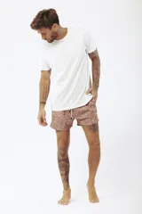 Short de baño con estampado paisley en tonos marrones y blancos, cordón ajustable en la cintura y corte corto.