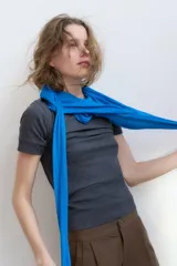 Camiseta de cuello redondo y manga corta, con corte regular fit.