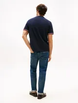 Remera de cuello redondo confeccionada en puro algodón, con corte regular. Presenta detalles distintivos en los puños y el logo de la marca bordado en el pecho.