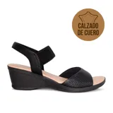 Sandalias de cuero negro con plataforma baja y tiras elásticas.