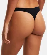 Kit de tres bombachas tipo bikini hilo sin costura, en colores blanco, negro y nude.