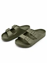 Sandalias de dos tiras con hebillas ajustables, diseño anatómico y acabado en color negro.