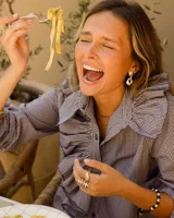 Aros colgantes con forma irregular, realizados en bronce y alpaca, con pernos y cierres mariposa de plata 925.