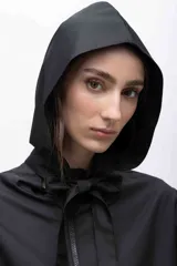 Capucha deportiva negra ajustable de microfibra repelente al agua, con tiras para atar.