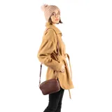 Campera color camel de poliéster, con fit regular, acceso con cierre y dos bolsillos exteriores abiertos.