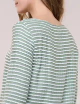 Blusa de manga tres cuartos color verde con rayas horizontales blancas, escote bote y ruedo curvo.