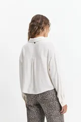 Camisa color crema de manga larga con cuello clásico y corte regular.