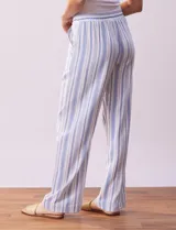 Pantalón de lino de la marca Marissa Olivia, con pretina ancha elastizada y lazo de ajuste. Diseño a rayas verticales en blanco, rojo y azul. Cuenta con bolsillos inclinados en la parte delantera.