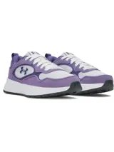 Championes Under Armour Mirage Sport color lila y blanco, con parte superior de malla transpirable y superposiciones de gamuza, entresuela de EVA acolchada y suela de goma.