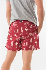 Short de baño azul con estampado de flamencos.