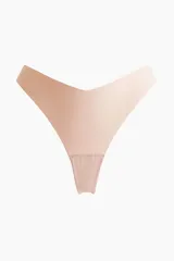 Pack de tres bombachas colaless de microfibra color beige, de tiro bajo con cintura en V y refuerzo interior. Los ribetes están cortados con láser para un efecto invisible bajo la ropa.