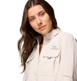 Camisa de manga larga Columbia, diseñada para actividades al aire libre y pesca. Presenta un diseño funcional con múltiples bolsillos frontales, ventilación en la espalda, mangas enrollables con ajuste de botón y presillas utilitarias. Confeccionada en tela técnica de secado rápido con protección solar UPF 50.