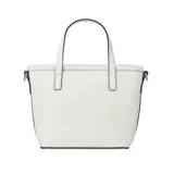 Cartera tipo tote de Guess modelo Keira, color blanco, de diseño estructurado con doble asa superior y correa ajustable con el logo de la marca impreso en contraste. Cuenta con el logo triangular de Guess grabado en la parte frontal y herrajes metálicos plateados.