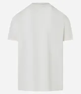 Remera de algodón color crudo, con cuello redondo y manga corta. Presenta un bolsillo en el pecho con estampa náutica y lettering "M.R.F.".