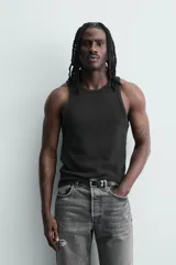 Musculosa de corte slim fit confeccionada en tejido de algodón con elasticidad, cuello redondo amplio y efecto lavado.