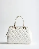 Cartera tipo bolso de mano XL color blanco de símil cuero con diseño matelassé romboidal, tachas metálicas doradas, doble asa corta y correa bandolera regulable y desmontable. Incluye herrajes dorados y logo metálico de la marca en el frente.
