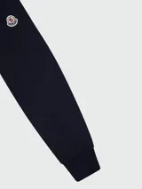 Chaqueta bomber azul marino de algodón con cierre frontal de cremallera y logo de la marca en la manga izquierda.