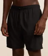 Bermuda deportiva masculina con cintura elástica, cordón de ajuste y bolsillos laterales. Confeccionada en tejido técnico de poliéster ligero, diseñada para brindar libertad de movimiento durante actividades físicas.