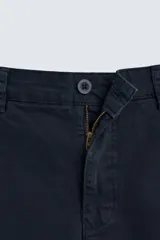 Pantalón chino de corte ajustado, color beige, con bolsillos laterales y bolsillos traseros de vivo. Cuenta con cierre frontal de cremallera y botón.