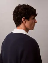 Sweater oversize de punto azul marino con cuello johnny y solapas en contraste color blanco, de manga larga, con logo de Calvin Klein bordado en el pecho.