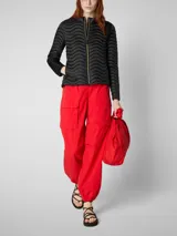 Campera acolchada ligera color azul marino, con diseño texturizado de ondas y cierre frontal de cremallera dorada. Tiene cuello alto y es de manga larga.