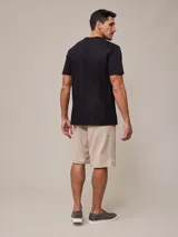 Remera blanca de algodón con cuello redondo y manga corta.