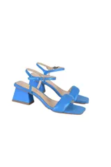 Sandalias de tacón bloque color azul satinado, con tira ancha en la parte delantera y pulsera ajustable al tobillo.