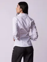 Camisa color salmón de algodón con cuello con solapa, abertura central con botones, delantera tableada y laterales elastizados. Marca Zac & Rachel.