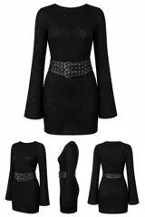Vestido corto negro de textura calada con mangas largas acampanadas y cuello redondo. Incluye un cinturón doble de cuero sintético con tachas metálicas y hebillas plateadas.