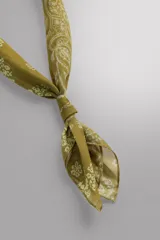 Bandana cuadrada confeccionada en tejido ligero de mezcla de ramio y algodón, con diseño de patchwork que combina paneles con estampados florales y paisley en tonos amarillo, mostaza y verde militar.