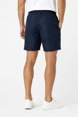 Short negro de poliéster de corte recto, con cintura elástica con cordón de ajuste blanco, bolsillos laterales y pequeño logo bordado en el lateral izquierdo.