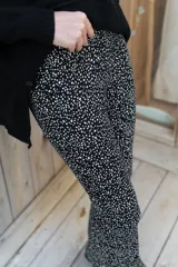 Pantalón oxford de viscosa con estampado de lunares pequeños en color bordó, de talle alto y corte acampanado.