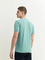 Remera blanca de algodón con cuello mao y media botonadura.