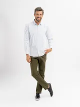 Pantalón de gabardina color verde oliva, de corte regular y tiro medio. Presenta diseño clásico de cinco bolsillos, cierre frontal con botón y cremallera, y terminación recta.