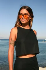 Top corto negro de lino y rayón, con escote redondo y corte recto.